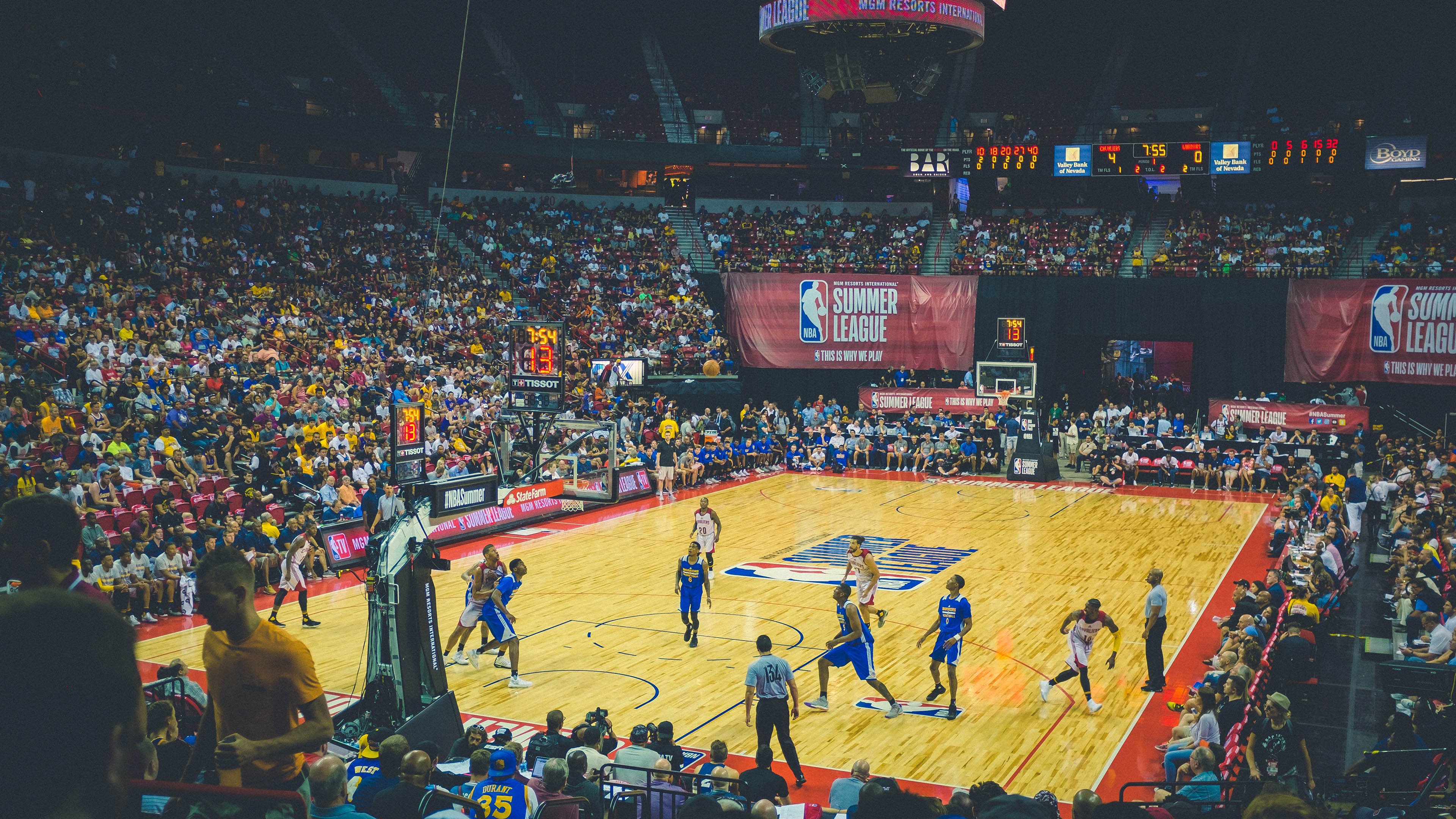 “东安湖赛场：跑酷选手翻越障碍，极限动作震撼全场”