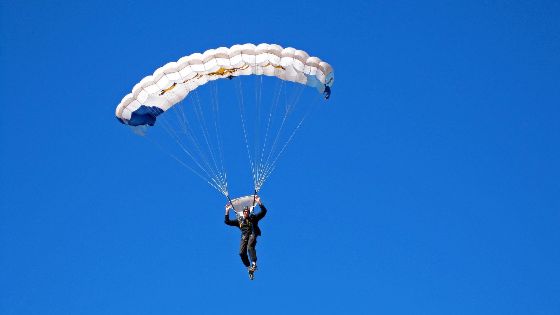 “东安湖体育公园：水上龙舟竞速，选手决战激流”